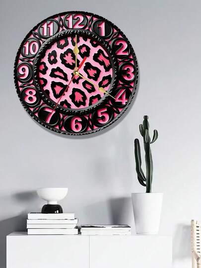 这款10/12英寸的2D平面静音挂钟采用木质石英机芯，以黑色为底，饰有紫色和粉色豹纹图案，是装饰灵修空间、节日、房间、咖啡区或作为礼物的理想之选。