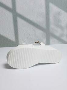 女士白色金属扣装饰厚底坡跟凉鞋，轻便舒适，适合户外、通勤、休闲场合，百搭服饰。 - 白色 - 查看 9