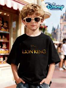 This Short-Sleeved T-Shirt For Boys Is A Collaboration With The Lion King. It Features A Gold-Stamped "THE LION KING" Lettering Print On The Front And A Sunset Lion Silhouette On The Back. Suitable For Boys Aged 3-12, It's Perfect For Summer Everyday Wear, School Attire, Disneyland Visits, Family Outings, Beach Vacations, Birthday Parties, And Is A Must-Have For The Back-To-School Season. It's Also Perfect For Fun And Playful Photos, A Top Choice For American Moms As A School Bestseller And Holiday Gift. Durable, Long-Lasting, And Available In A Full Range Of Sizes To Fit Different Heights And Weights, This Classic Childhood IP Collaboration Ensures High Recognizability. Versatile And Eye-Catching, It's Sure To Turn Heads At Playgrounds And Is An Essential Item In Any Boy's Wardrobe. - màu đen - Xem 2