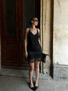 女士性感深V领无袖吊带迷你连衣裙，撞色蕾丝细节，梭织面料，不对称下摆，露背设计，适合派对穿着 - 黑色 - 查看 8