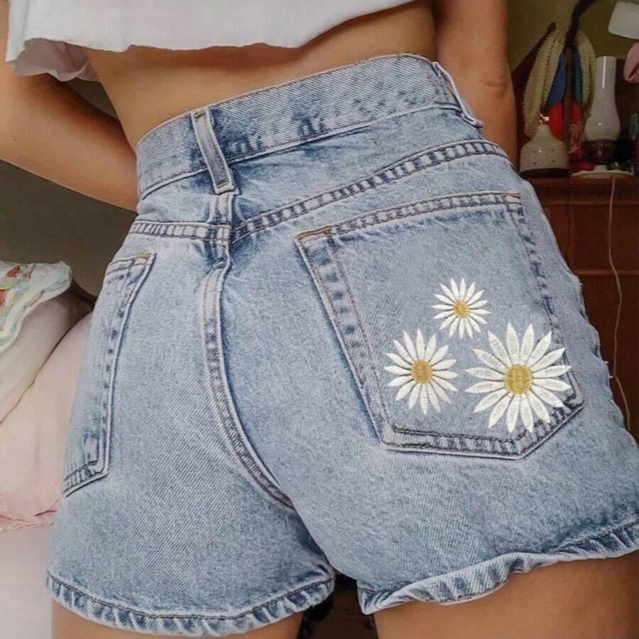 Shorts de mezclilla elásticos con bolsillos y bordado de margaritas para mujer - Lavado ligero - Ver 1