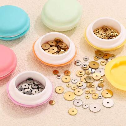 1 pieza Envase de plástico exquisito tipo macaron, que incluye 50 piezas de cuentas redondas espaciadoras de acero inoxidable 304 chapadas en oro de 18K para hacer joyas DIY y accesorios de joyería artesanal, color de la caja aleatorio