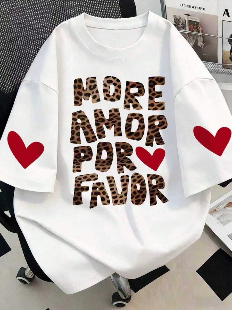 Conjunto de Primavera para Mulheres Plus Size, Roupa de Verão, Roupa de Férias para Mulheres Plus Size, Verão, Camiseta de Dia dos Namorados Moda Novo Estilo Plus Size Mulheres Gola Redonda Personalizada Impressão de Letra em Inglês Estampa de Leopardo Moda Verão Casual Manga Curta Camiseta Branca - Branco - Visão 1