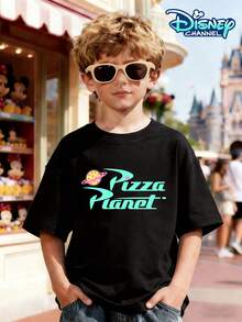 This Short-Sleeved T-Shirt For Boys Is A Collaboration With Disney's Toy Story. It Features A Pizza Planet Letter Print On The Front And A Retro Checkerboard Pattern On The Back. Suitable For Boys Aged 3-12, It's Perfect For Summer Everyday Wear, School Attire, Disneyland Outings, Family Trips, Birthday Parties, And Is A Must-Have For The Back-To-School Season. It's Sure To Turn Heads In Photos And Is A Top Choice For American Moms As A Popular School And Holiday Gift. Durable, Stylish, And Available In All Sizes To Fit Different Heights And Weights, This Classic Childhood IP Collaboration Ensures High Recognizability. Versatile And Eye-Catching, It's Sure To Turn Heads At Playgrounds And Is An Essential Item In Any Boy's Wardrobe. - màu đen - Xem 2