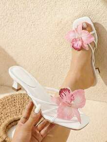 女士时尚休闲方头套脚凉鞋，配3D立体花朵PU绑带，舒适轻便的夏季白色凉鞋，搭配粉色花朵猫跟凉鞋 - 白色加粉色花 - 查看 2