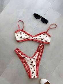 樱桃印花吊带比基尼，休闲优雅泳装，红白格纹饰边搭配可爱樱桃印花，吊带低腰V型泳裤，弹力面料贴合身形，充满活力又略带性感，是海滩、度假、派对的必备单品。 - 彩色 - 查看 2