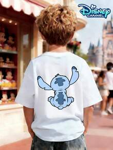 This Short-Sleeved T-Shirt For Boys Is A Disney Stitch Collaboration. The Front Features A Cute Hand-Drawn Stitch Print And The Stitch Logo, While The Back Displays A Playful Waving Silhouette. With Its Soft And Adorable Style, It's Perfect For Boys Aged 3-12 For Summer Outings To School, Disneyland, Family Picnics, Beach Vacations, And Birthday Parties. It's A Top Choice For American Mothers Looking To Create Fun Outfits For Their Children, An Eye-Catching Item For The Back-To-School Season, And A Perfect Gift For Children's Day Or Birthdays. Durable, Washable, And Available In All Sizes, This Classic IP Item Is Sure To Turn Heads. Versatile And Easy To Match With Any Style, It's Sure To Be A Hit At The Playground. A Practical Piece That Adds A Touch Of Warmth To Any Boy's Wardrobe. - 白色 - 查看 2