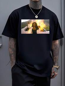 Escena intensa donde una persona levanta los brazos frente a un automóvil en llamas simbolizando liberación valentía y energía ardiente perfecta para expresar fuerza interior en cada paso camiseta de hombre casual moderna cómoda para uso diario - Negro - Ver 8