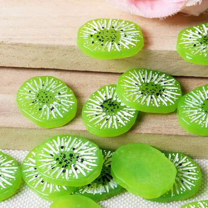 2个逼真的猕猴桃切片树脂凸面装饰品，新鲜水果主题DIY工艺品饰品装饰