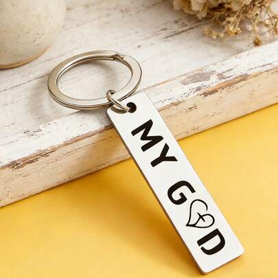 1个刻字心形钥匙扣，不锈钢材质，经久耐用，优雅吊坠，送给朋友、家人的礼物，适合派对、晚宴、生日、圣诞节等场合，深受户外爱好者喜爱。