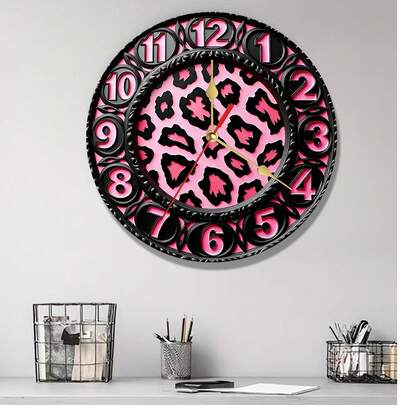 这款10/12英寸的2D平面静音挂钟采用木质石英机芯，以黑色为底，饰有紫色和粉色豹纹图案，是装饰灵修空间、节日、房间、咖啡区或作为礼物的理想之选。
