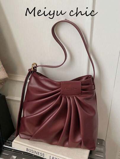 حقيبة كتف نسائية عتيقة، حقيبة تحت الذراع مطوية بتصميم جديد وأنيق، حقيبة سعة كبيرة للتنقل، حقيبة كروس بسيطة، بلون أحمر ثابت. هذه الحقيبة الكبيرة السعة مصنوعة من مادة البولي يوريثان بتصميم مطوي كالسحابة. الحقيبة الكتفية النسائية مزينة بحروف وبها سحاب ناعم. الحزام الكتفي القابل للتعديل يسمح بالحمل على الكتف أو الجسم أو باليد. مناسبة للنساء للتنقل والخروج والتسوق والرحلات العمل.