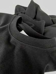 Figura de mu?eco azul con aspecto desgastado que simboliza la lucha interna del ser humano la superación del dolor y la búsqueda de identidad mostrando detalles de costuras rotas y un toque artístico moderno camiseta de hombre de algodón casual para uso diario - Negro - Ver 5