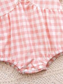 Bộ áo liền quần kẻ caro dễ thương và ngọt ngào cho bé gái, cổ tròn, thiết kế cài cúc nửa thân, đáy quần tam giác, kèm băng đô cùng màu, thích hợp cho bé gái đi chơi hàng ngày, chụp ảnh, v.v. - Hồng - Xem 7