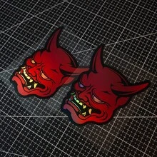 Pegatina de máscara de demonio premium con diseño láser - Máscara Oni, arte Noh, terror, estilo japonés JDM. Adecuado para coches, motocicletas y portátiles - Rojo - Ver 4