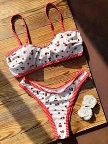 樱桃印花吊带比基尼，休闲优雅泳装，红白格纹饰边搭配可爱樱桃印花，吊带低腰V型泳裤，弹力面料贴合身形，充满活力又略带性感，是海滩、度假、派对的必备单品。 - 彩色 - 查看 3