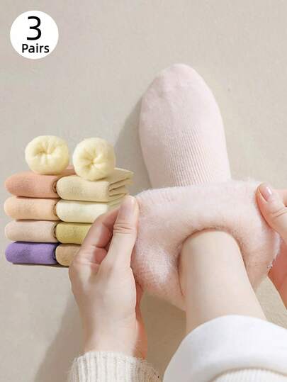 1/2/4双装粉白相间毛绒女士短袜，心形保暖袜，柔软舒适，适合秋冬季节，颜色随机