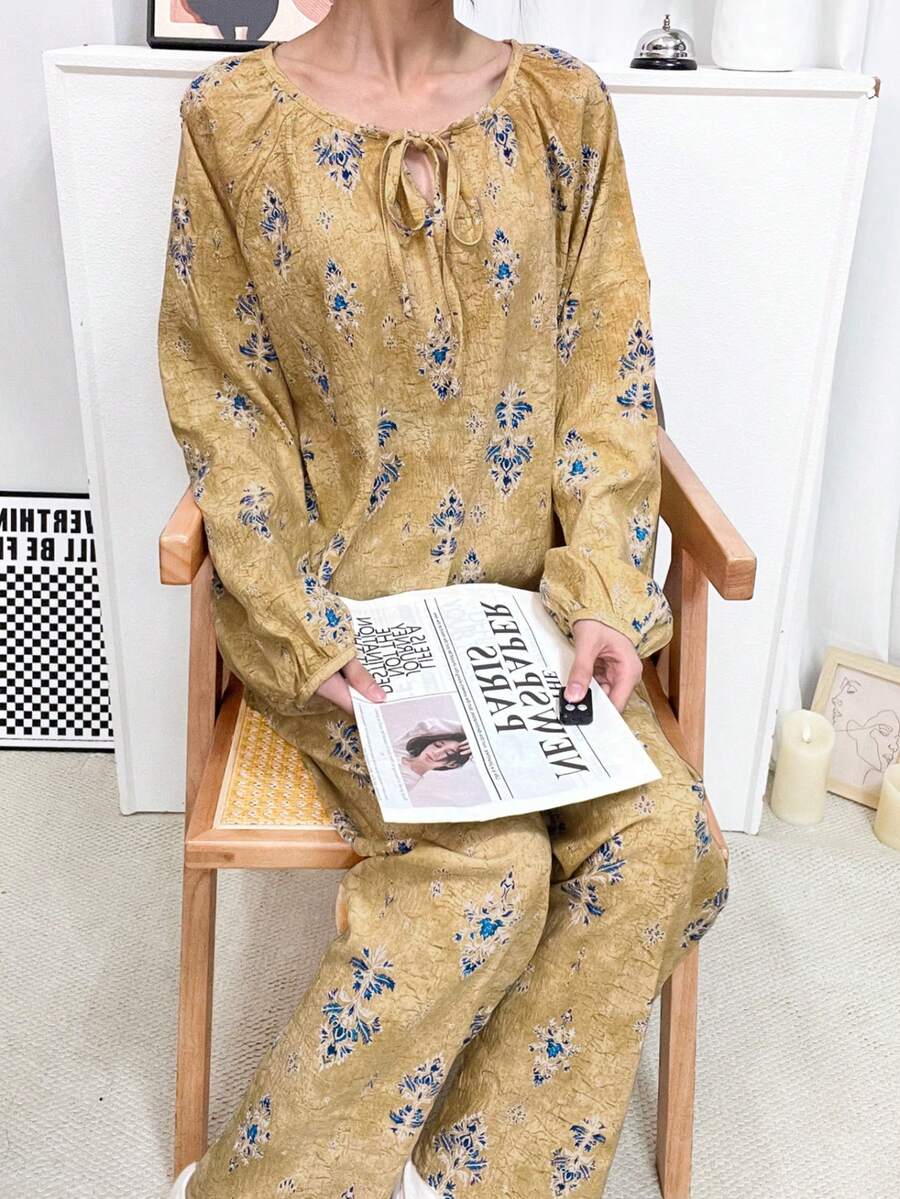 两件套女士睡衣套装，V领套头衫，植物印花，七分裤，舒适百搭，适合春夏穿着。 - 裸色 - 查看 1