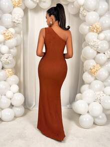 AIJ Amarilo Brown 单肩长连衣裙，饰有金属光泽，开衩设计，质感面料——女士优雅通勤春夏新款，适合日常通勤、派对和晚宴等场合。 - 棕色 - 查看 2