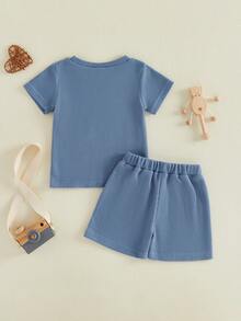Conjuntos de pantalones cortos de verano para niños, camisetas de manga corta con cuello redondo y bordado de letras, y pantalones cortos de color liso. - Azul - Ver 2