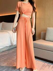 Juego de dos piezas para mujeres Conjunto de mujer: camiseta corta de manga corta ajustada y lisa que deja el ombligo al descubierto, pantalones holgados de cintura alta elástica y pantalones casuales - Naranja - Ver 2