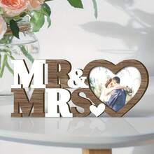 这款传统木质心形相框，适合用来展示“先生和太太”的合影，采用温暖的深棕色调，是浪漫婚礼的完美之选。这款横向摆放的乡村风格桌面相框，是情侣的理想之选，也是婚礼或周年纪念日的绝佳礼物。 - D - 查看 1