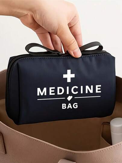 复古旅行化妆包，女士适用 - 饰有医疗标签和黑色十字图案 - 小巧的化妆包，内设多个小隔层，是旅行、医院和诊所使用的理想之选 - 生日礼物的完美之选