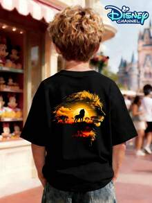 This Short-Sleeved T-Shirt For Boys Is A Collaboration With The Lion King. It Features A Gold-Stamped "THE LION KING" Lettering Print On The Front And A Sunset Lion Silhouette On The Back. Suitable For Boys Aged 3-12, It's Perfect For Summer Everyday Wear, School Attire, Disneyland Visits, Family Outings, Beach Vacations, Birthday Parties, And Is A Must-Have For The Back-To-School Season. It's Also Perfect For Fun And Playful Photos, A Top Choice For American Moms As A School Bestseller And Holiday Gift. Durable, Long-Lasting, And Available In A Full Range Of Sizes To Fit Different Heights And Weights, This Classic Childhood IP Collaboration Ensures High Recognizability. Versatile And Eye-Catching, It's Sure To Turn Heads At Playgrounds And Is An Essential Item In Any Boy's Wardrobe. - màu đen - Xem 1
