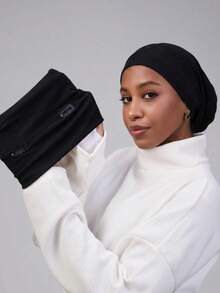 1 chiếc mũ lưỡi trai hai lớp màu trơn dành cho nữ kèm 2 kẹp chống trượt và khăn quàng cổ có thể điều chỉnh. - Mũ lưỡi trai hai lớp màu đen chống trượt, có kẹp cài. - Xem 3