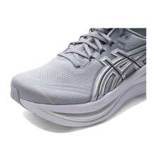 Asics Zapatillas de running para hombres, con amortiguación y equilibrio, GEL-NIMBUS 28 ATC, zapatos casuales de uso diario, zapatillas deportivas cómodas y con absorción de impactos 1011C222-020 - Gris/Gris Plata - Ver 6