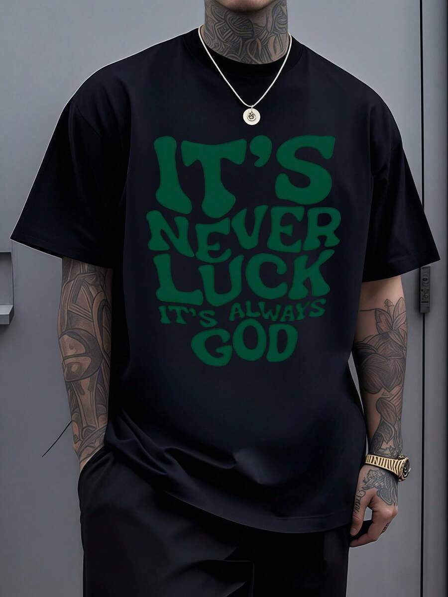Mensaje poderoso que transmite fe y determinación las palabras en el pecho afirman que el éxito proviene de la voluntad divina y no del azar simbolizando confianza espiritual y actitud positiva ideal para expresar convicción y fuerza interior camiseta de hombre casual cómoda motivadora para uso diario - Negro - Ver 1