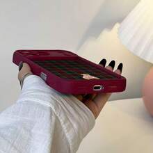 1pc Retro Plaid Teddy Bear Pattern TPU Phone Case - Burgundy - View 2