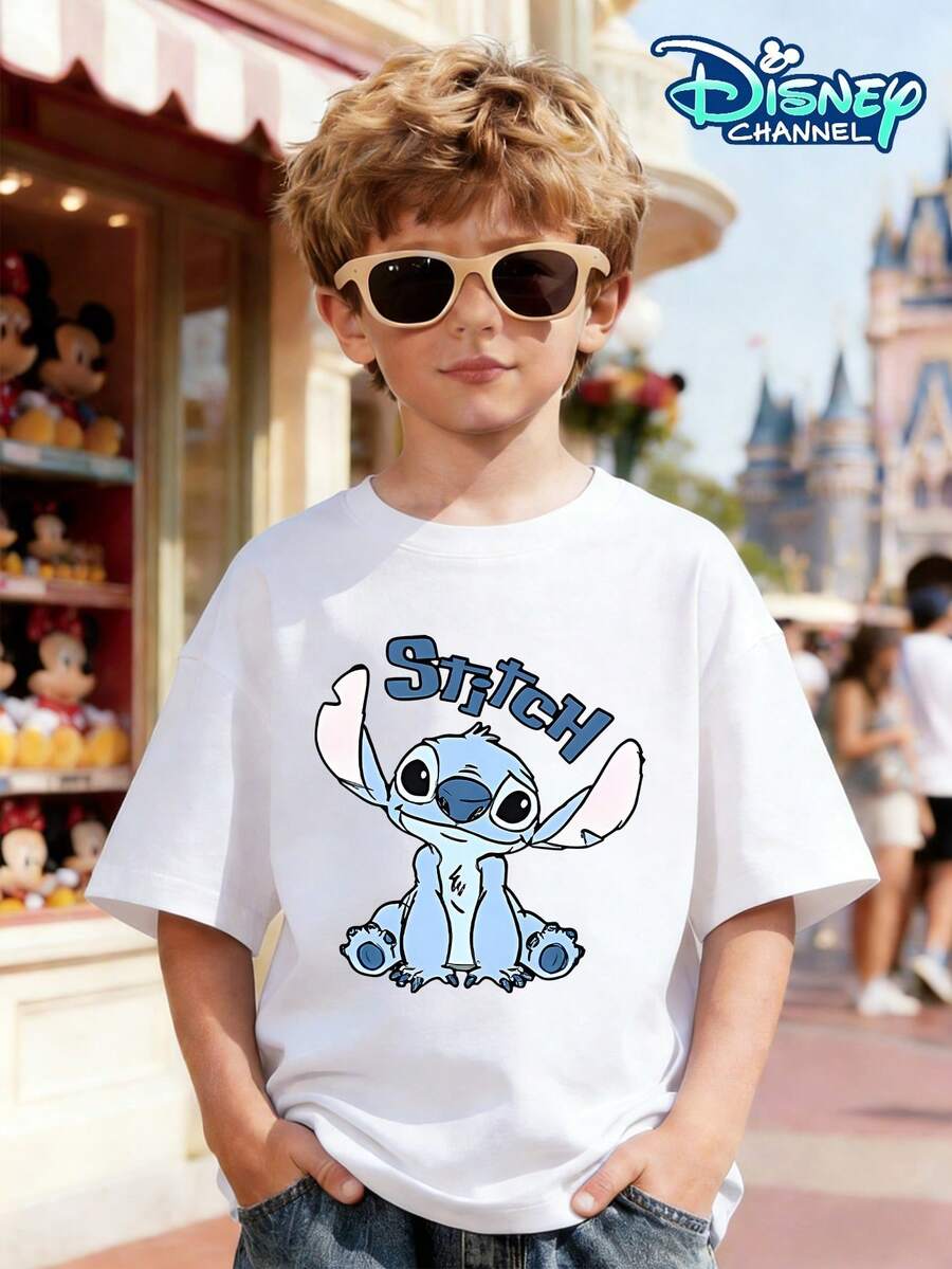 This Short-Sleeved T-Shirt For Boys Is A Disney Stitch Collaboration. The Front Features A Cute Hand-Drawn Stitch Print And The Stitch Logo, While The Back Displays A Playful Waving Silhouette. With Its Soft And Adorable Style, It's Perfect For Boys Aged 3-12 For Summer Outings To School, Disneyland, Family Picnics, Beach Vacations, And Birthday Parties. It's A Top Choice For American Mothers Looking To Create Fun Outfits For Their Children, An Eye-Catching Item For The Back-To-School Season, And A Perfect Gift For Children's Day Or Birthdays. Durable, Washable, And Available In All Sizes, This Classic IP Item Is Sure To Turn Heads. Versatile And Easy To Match With Any Style, It's Sure To Be A Hit At The Playground. A Practical Piece That Adds A Touch Of Warmth To Any Boy's Wardrobe. - 白色 - 查看 1