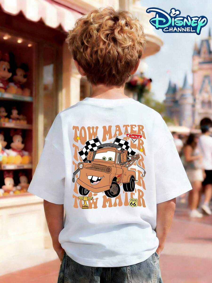 Orange "TOW MATER" Logo In Orange Lettering, Paired With A Miniature Mastiff Image And The "EST 2006" And "CARS" Logos. The Back Displays A Large Mastiff Trailer Print With A Brown Body And A Playful Expression. The Background Is Covered With Repeated "TOW MATER" Lettering, Is Topped With A Black And White Checkered Racing Flag, And Is Bottomed With A Gold Trophy And A Classic Highway Road Sign. It Can Be Paired With Cargo Shorts Or Wide-Leg Jeans And Is Suitable For Disney Racing-Themed Days, Family Road Trips, Outdoor Picnics, And School Events. - 白色 - 查看 1
