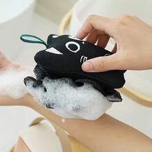 可爱黑色猫咪造型沐浴球，配有挂绳和柔软网状身体磨砂巾。猫咪双面沐浴球磨砂巾。A面为磨砂面，可深层清洁；B面可快速产生5秒柔滑泡沫。 - 彩色 - 查看 2