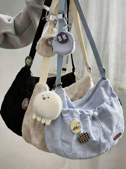 单件装，米白色和浅蓝色可选，3D格纹编织纹理，柔软仿尼龙面料，手感舒适且不易变形，大容量主隔层+侧袋+赠送零钱包，抽绳+拉链双重封口，可调节宽肩带+可爱毛绒挂件装饰，韩式慵懒软妹风