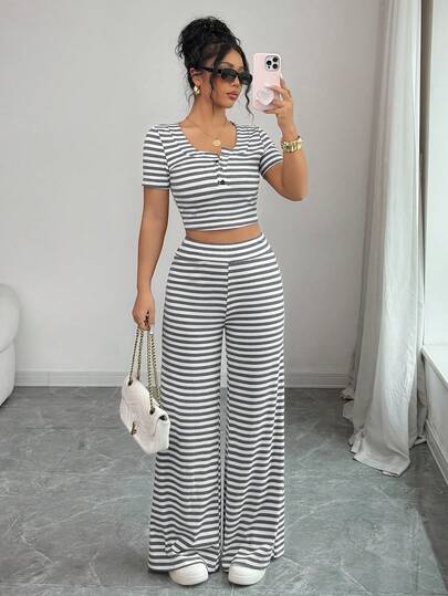 女士灰色条纹休闲优雅针织短袖开衫搭配高腰阔腿裤两件套，适合春夏海滩、度假、毕业季穿着。