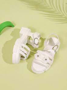 1双女童简约时尚度假风铆钉编织坡跟凉鞋，儿童生日礼物 - 白色 - 查看 3