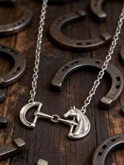 1 pieza Collar con colgante de bocado de caballo de aleación metálica estilo vaquero vintage, adecuado para combinar con diferentes atuendos, nueva serie 2026, perfecta para salidas de primavera, festivales y celebraciones, una excelente opción de regalo que recibirá elogios cuando se use. ¡Agrega esto a tu colección de joyas ahora!