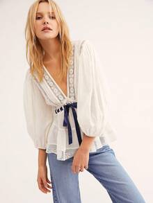 Women's Deep V-Neck Blouse Lace Patchwork 3/4 Sleeve Cinched Waist Bow Tie Front Slim Peplum Tops Streetwear - trắng - Xem 3