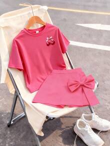 Este conjunto informal presenta un diseño gráfico único con letra de cereza, que incluye una camiseta de cuello redondo morada y pantalones anchos morados. - Rosa Fucsia - Ver 2