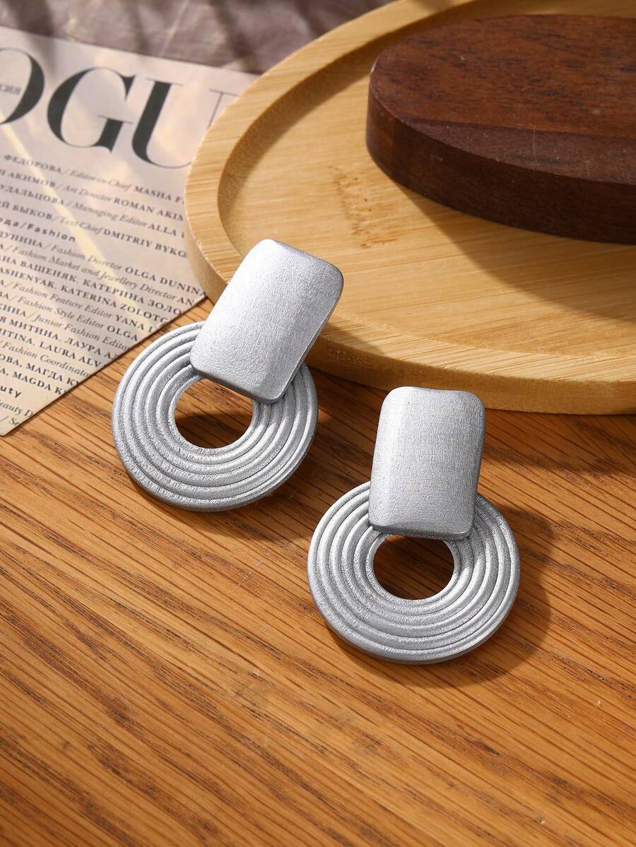 一对时尚镂空圆形纹理金属耳环，木质材质，未来科技风格，适合派对、旅行和日常佩戴。 - 銀色 - 查看 1