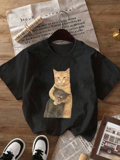 趣味猫咪贴纸印花短袖T恤，可爱独特的小批量设计，大码女式T恤，大码日常女装，柔软面料，大码舒适圆领休闲上衣，复古黑色T恤，大码女装，春夏服装。