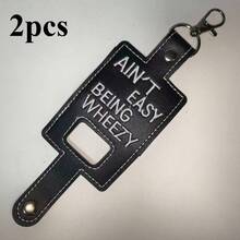 Vỏ đựng bình xịt bằng da PU màu đen có móc chìa khóa và thêu dòng chữ "Ain't Easy Being Wheezy" - Vỏ bảo vệ di động cho bình xịt hen suyễn tiêu chuẩn - màu đen - Xem 6