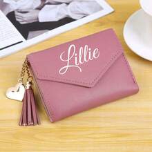 Cartera personalizada con nombre – Cuenta con múltiples ranuras para tarjetas, ventana para foto, compartimento para billetes y una borla de cadena dorada con dije de corazón. - Multicolor - Ver 12