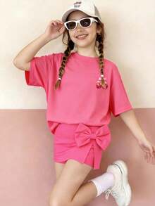 Este conjunto informal presenta un diseño gráfico único con letra de cereza, que incluye una camiseta de cuello redondo morada y pantalones anchos morados. - Rosa Fucsia - Ver 1