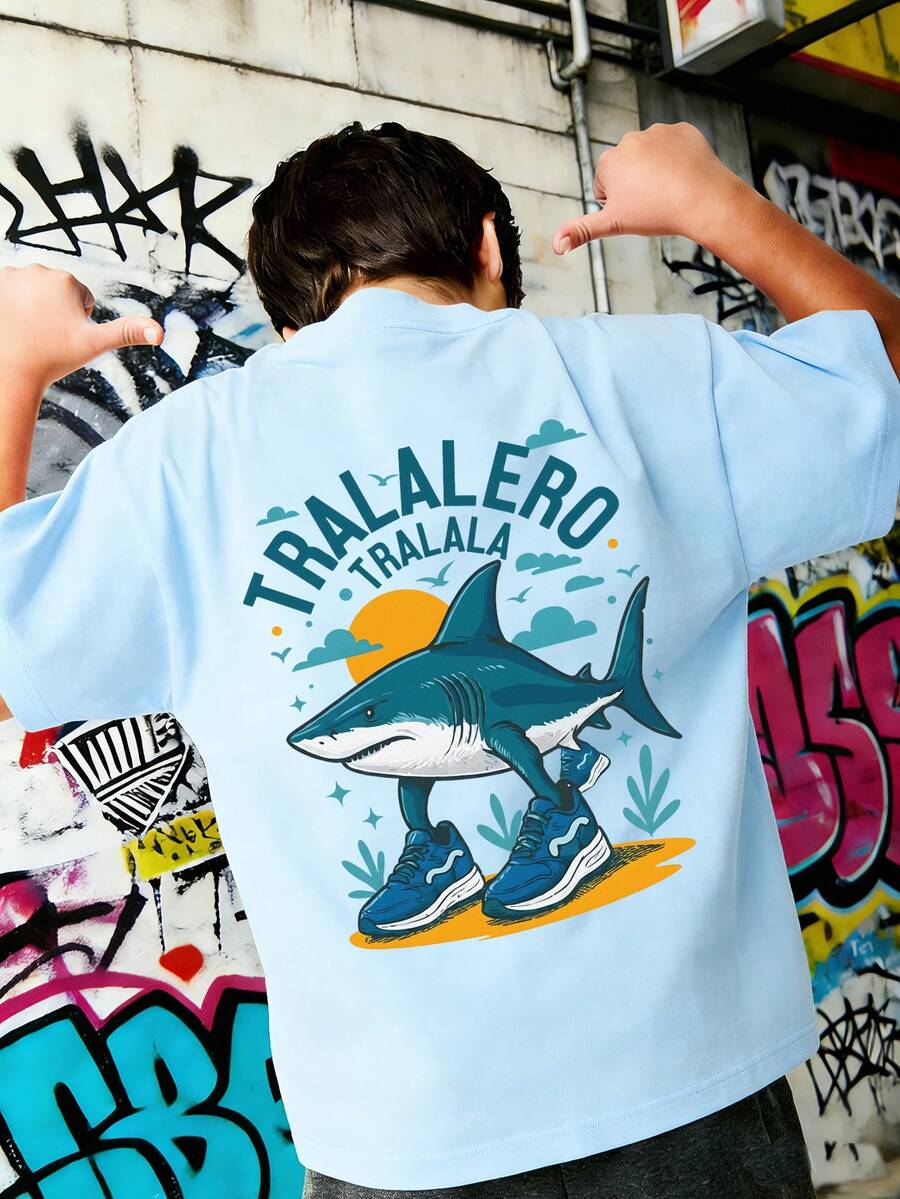 男童“Tralalero Tralala-Italian Brainwash”鲨鱼印花T恤，适合日常穿着、街头风、校园风，休闲百搭的夏季男童上衣 - 淺藍色 - 查看 1