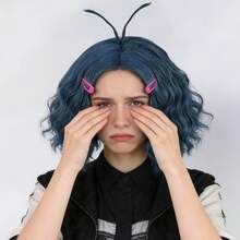 Tóc giả ngắn màu xanh ngọc lam, xoăn gợn sóng với phần mái hình ăng-ten, kẹp tóc màu hồng tùy chọn, tóc giả bob tổng hợp chịu nhiệt dành cho nữ, thích hợp cho các buổi tiệc, hội nghị anime, cosplay nhân vật phim, lễ hội và các sự kiện theo chủ đề. Kiểu dáng tự nhiên, chất lượng cao, dễ tạo kiểu. - Nhiều màu - Xem 2