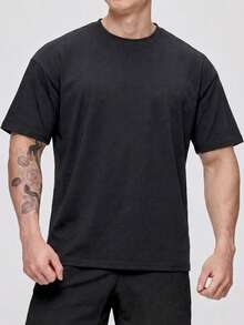 1 Stück Herren T-Shirt in Schwarz, weicher Rundhalsausschnitt, Kurzarm mit überschnittenen Schultern, lässiger sportlicher Stil, maschinenwaschbar - Schwarz - Übersicht 4