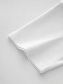 Guerrero con guantes rojos elevando sus brazos frente a letras gigantes que simbolizan fuerza y superación camiseta de mujer blanca moderna 220g casual cómoda - Blanco - Ver 3